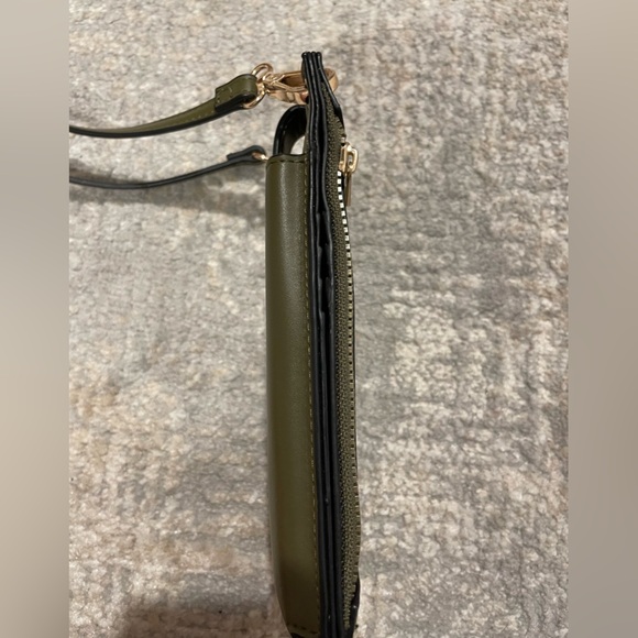 A New Day Green Crossbody Wallet Rose Gold Colored Hardware Phone Slot EUC - Picture 3 of 9